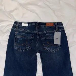 Säljer dessa helt nya LTB jeans med lappar kvar! Stora på mig men passar M/L bättre. Skriv för frågor. (Följ mig för att se fler jeans framöver) 🙌Midjemått: 40cm  Innerbenslängd: 89cm