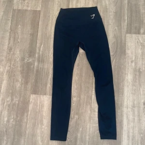 Gymshark tights - Mörkblå seamless tights från gymshark! De är i nyskick och använda enbart få gånger💙 väldigt sköna och sitter bra på. Storlek s men passar xs med⭐️