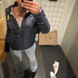 Parajumper jacka! - Intressekoll på min parajumper jacka, den har två små ihopsydda hål under armen men annars i bra skick. Kom gärna med prisförslag! Den är i mansstorlek S, köptes för ca 3000