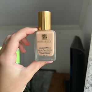 Estée Lauder foundation  - Foundation från Estée Lauder, jag har använt den kanske två gånger så det är väldigt mycket kvar som ni ser på bilden. Färg 2W1 dawn 