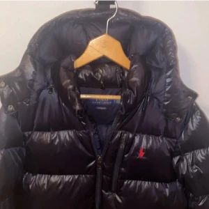 Tja säljer nu min ralph Loren jacka i storlek m-L passar båda  - Svart rhalp Loren jacka jätte fint skick fick den vintern 2023 väll använd tvättad och allt hör av dig vid frågor 