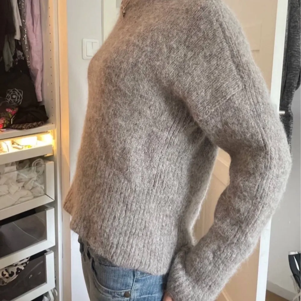 Så snygg mohair stickad tröja stl s, inga defekter alls topp skick. Slutsåld från H&M🩷. Tröjor & Koftor.