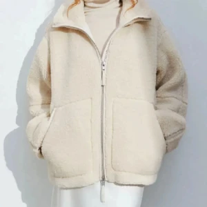 Teddy jacka pile jacka hm - Jätte fin jacka från hm! Pile / Teddy jacka, jag är 170 inga mellan s/m och den sitter snyggt på mig så skriv för bilder!!!🩷🩷🩷 hittar inte bilden på jackan från hemsidan men den är likande som denna 