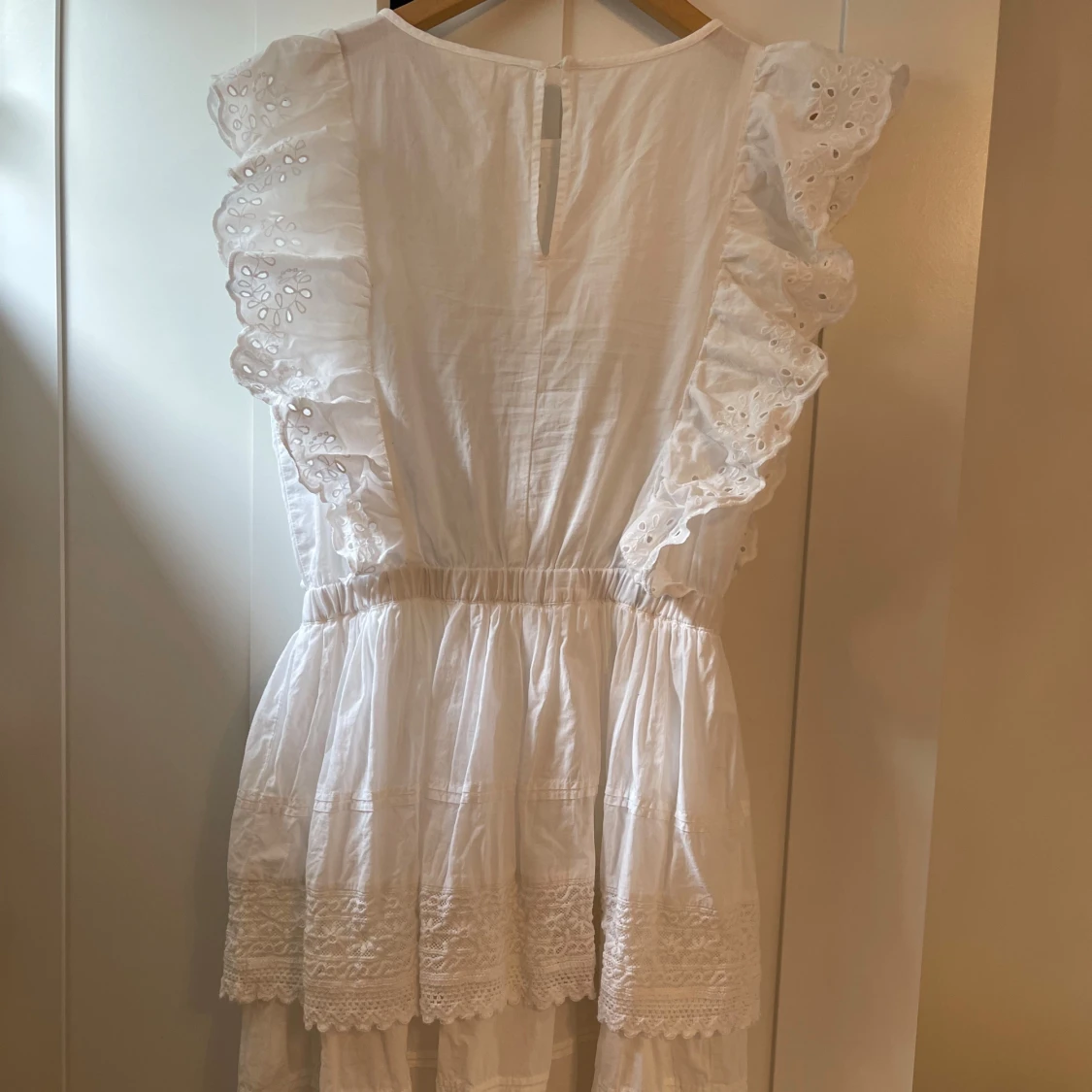 Vit volangklänning  - 91