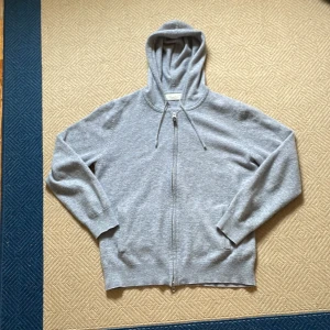 Kashmir hoodie zipup - Säljer nu en väldigt snygg kashmir hoodie till ett jätte bra pris! Var tvär