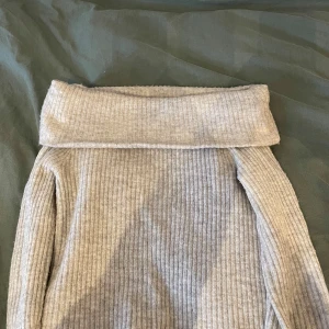 Stickad ofshoulder  - Stickad of shoulder tröja i strl S, perfekt nu till hösten! Skriv för mer information ❣️