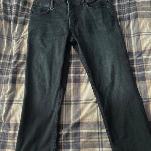 NEUW jeans - Tja säljer nu ett par nästan helt oanvända jeans med stretch då de ej kommer till användning. De är bara att höra av er vid minsta fundering eller fråga.