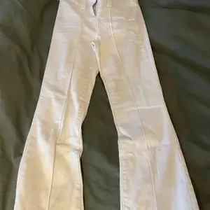 Vita Lågmidjade bootcut jeans i strl S, väldigt töjbara i midjan! 