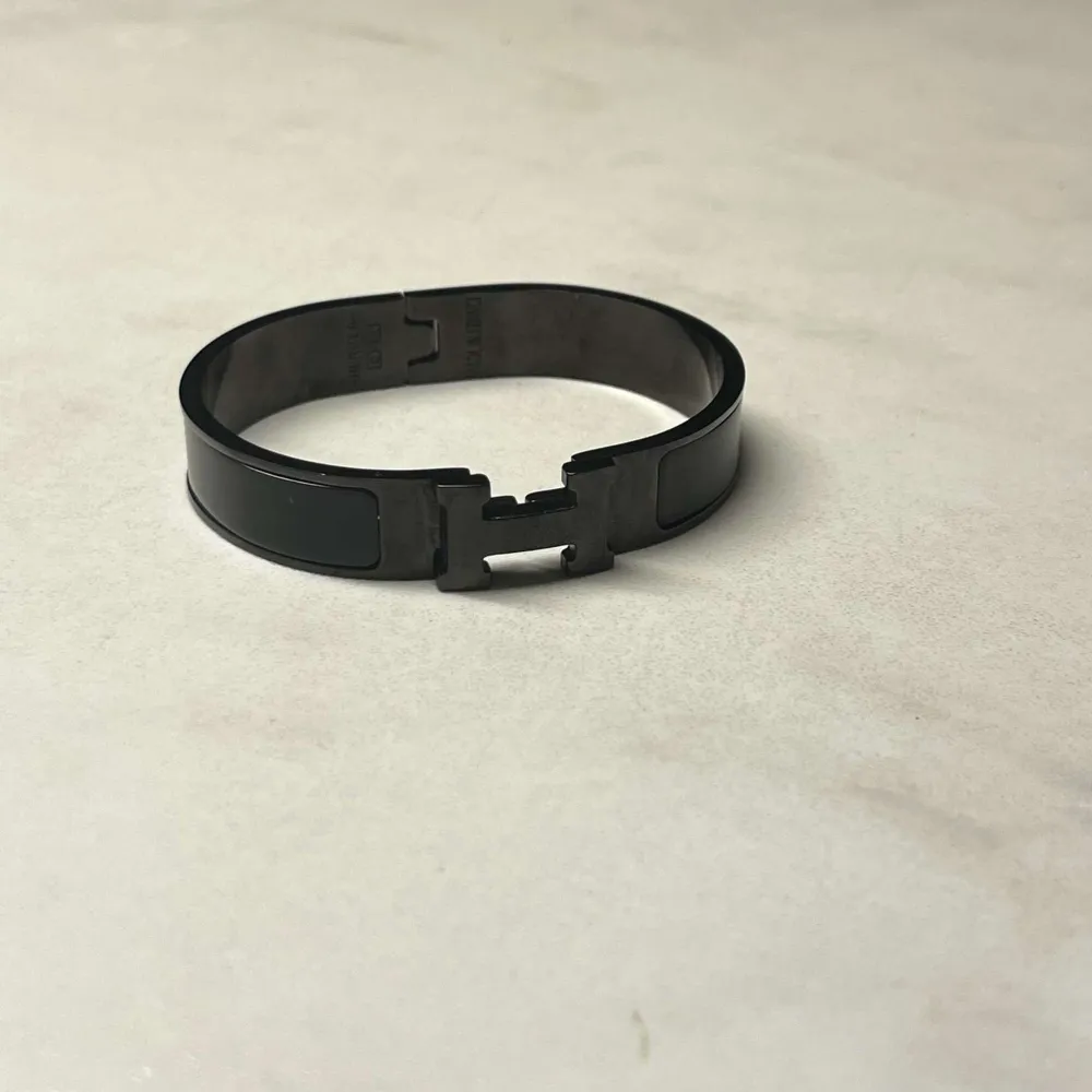 Säljer nu mitt stiliga Hermes armband då de inte kommer till användning längre . Accessoarer.