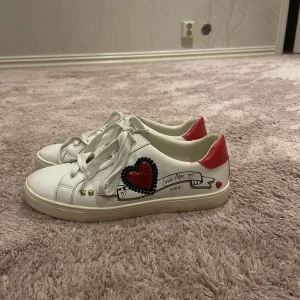 Skor  - Säljer dessa snygga sneakers från ALDO som tyvärr inte kommer till någon användning längre. Andvänt fåtal gånger och är i bra skick! Strl 39  (Tyvärr fel skosnöre i)