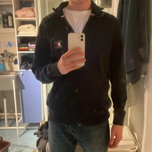 Tommy Hilfiger Cardigan/kofta - Säljer min snygga Tommy hilfiger cardigan för den ej kommer till användning, den är i storlek M och är i väldigt bra skick. Passar väldigt bra nu till hösten o vintern.  Bara o höra av sig vid frågor 