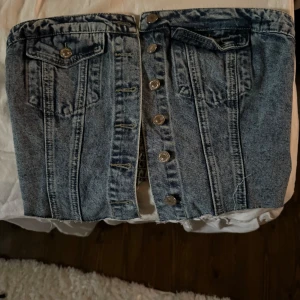 Jeans topp - Jeans topp, den passade inte mig så den är endast testad en gång. Storlek M men mindre i storleken 
