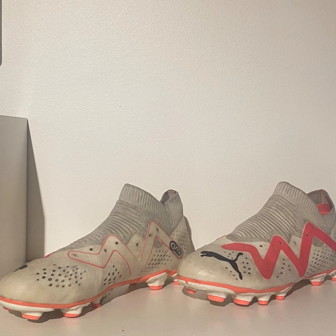 Puma future white and red storlek 38  - 92
