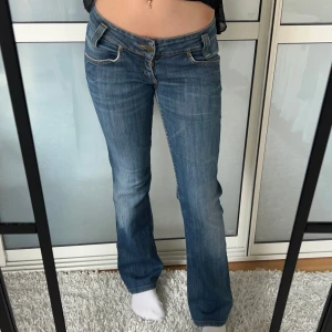 Lågmidjade bootcut jeans Lee  - Lågmidjade jeans från Lee. Storlek W28 L33. Alltså en S. Innerbenslängd: 77 midjemått:38 stretch till 41. Lite slitna längst ned.Köp sker via köp nu, jag postar inom 24h. Kvar tills markerad såld 