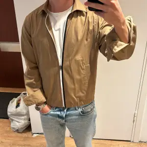 Snygg overshirt från Hugo Boss i storlek S. Väldigt bra skick. Passar om du är ca 170cm. Nypris ligger runt 1500kr. Skriv vid funderingar!🎉🍾🥂