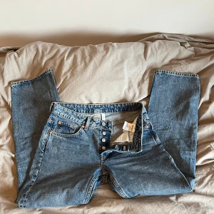 Weekday jeans - Knabbt använda Weekday jeans. Pin mid waist storlek 28/30. Säljer då de är för stora för mig💕