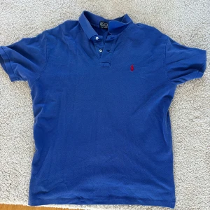 Ralph lauren pike - Säljer denna stilrena raffe pikén i en blå färg, storlek L men passar även M Skick 9/10, pris:249  Pris kan såklart diskuteras💯💯 