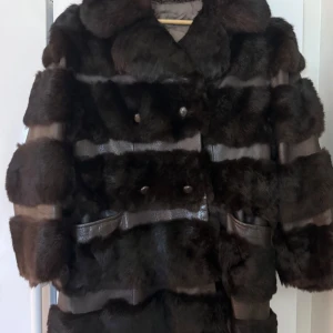 Mink kappa  - Mink jacka som köptes second hand för ett tag sedan för 3000kr men har aldrig riktigt användts. Den är i topp skick och har inga defekter. kappan passar M-L och S om man vill ha den lite lös. Äkta päls och skinn!!