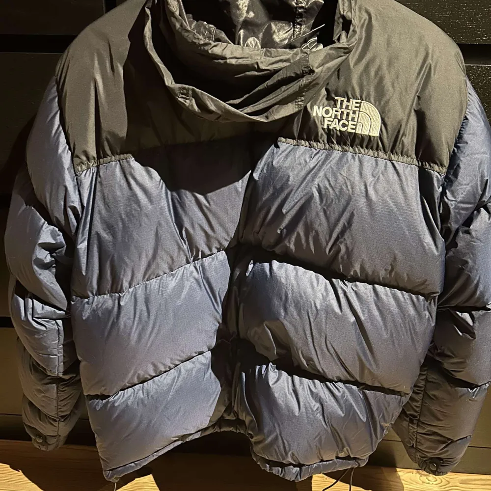 Hej säljer min north face jacka som jag köpte för 3800kr i skick 9/10 har använt den ett fåtal gånger förra vintern men vill nu sälja. Riktigt snygg jacka med infällbara luva och håller kylan borta. . Jackor.