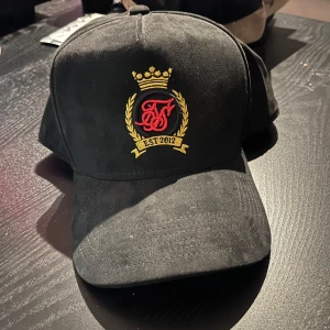 Siksilk keps  - Oanvänd siksilk keps som vill ha en ny ägare