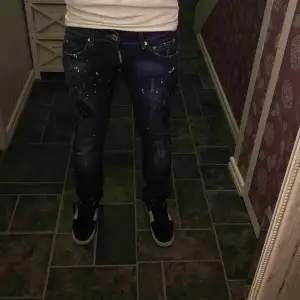 Dsquared2 jeans i fint skick passar mig som är 171 väger cirka 57 de är slim 