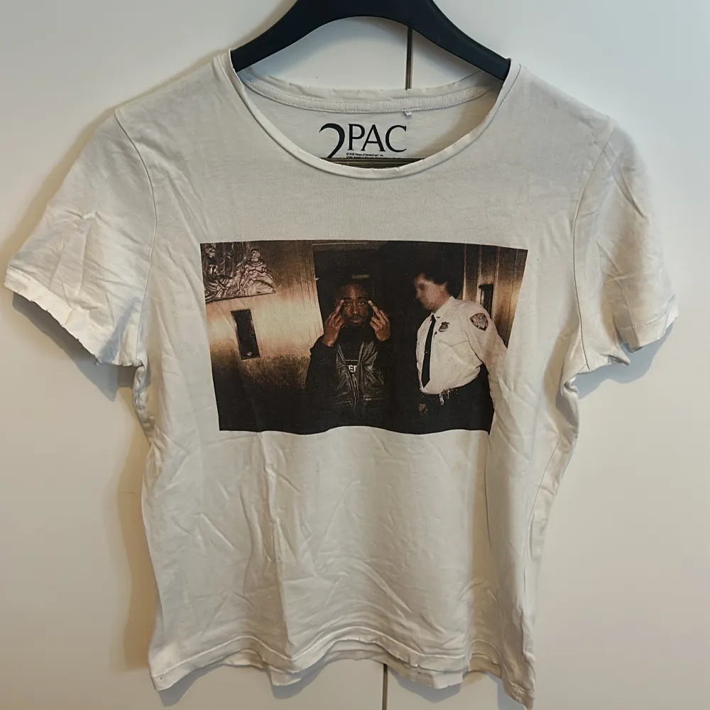 2pac t-shirt köpt för 500 kommer ej till användning. Pris går att diskutera.. T-shirts.