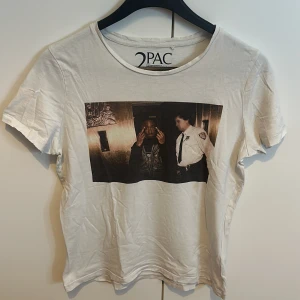 2pac t-shirt - 2pac t-shirt köpt för 500 kommer ej till användning. Pris går att diskutera.