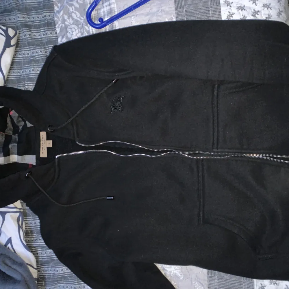 Burberry zip hoodie storlek S men passar Xs också. Ren och felfri. Använd 2-3 gånger. Hoodies.