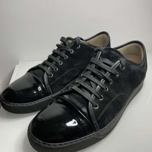 Lanvins  - Jag säljer ett par helsvarta Lanvins i mycket bra skick för endast 2550 kronor. Skorna är stilrena och eleganta med en klassisk design som passar till alla tillfällen. De är bekväma att gå i och har en slitstark sula som gör dem perfekta 