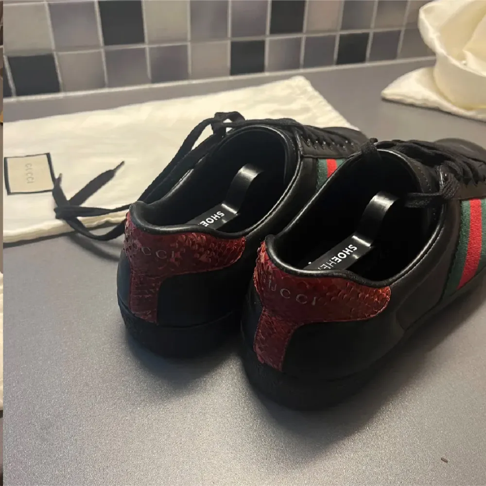 Tar gärna byten Säljer ett par snygga svarta sneakers från Gucci. Skorna är i skinn och har snörning. Perfekta för både vardag och fest! Passar 41-42 dustbags kommer inte med i köpet . Skor.