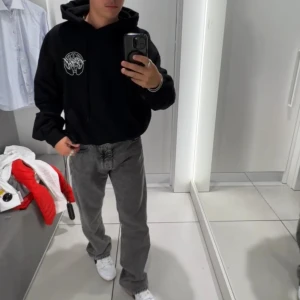 OFF-WHITE Hand Arrow Boxy Cotton Graphic Hoodie, storlek M - Säljer nu en Off-White Hoodie då jag fick den i present och jag vågar inte riktigt använda den! Aldrig använd och alla lappar kvar!   Nypris på hemsidan: ca 7000 kr (går dock inte att köpa längre)