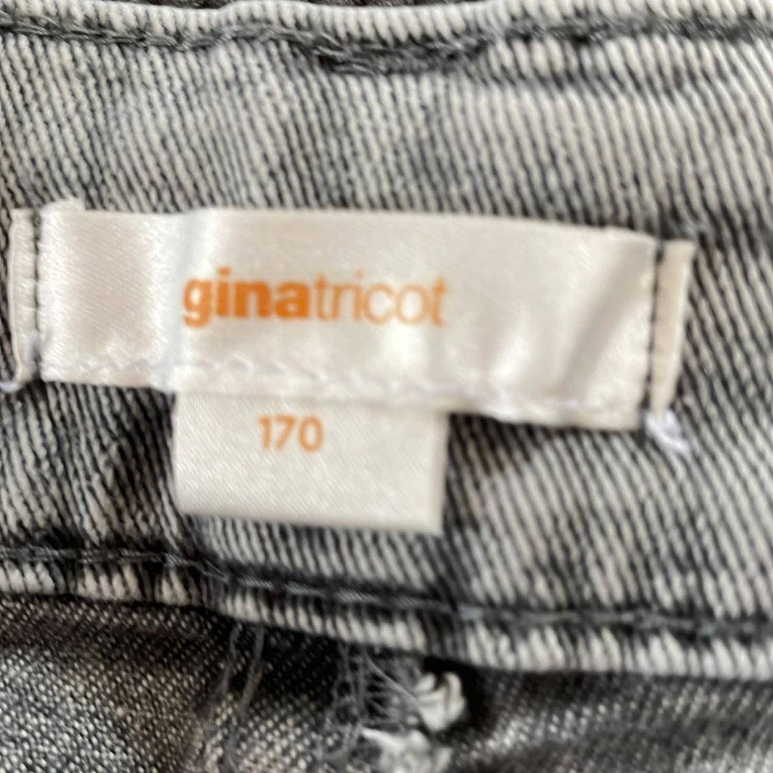 Utsvängda lågmidjage byxor från Gina Tricot - 93