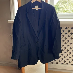 OVERSIZED BLAZER - Svart oversized blazer från H&M i linneblandat tyg. Sitter supersnyggt på! Fejkfickor framtill, knäpps med en knapp. Superfint skick, säljer då den inte kommer till användning längre. 