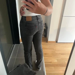 Levi’s Jeans - Jätte bra skick, säljer då jag har ett par andra liknande! Lågmidjade.  Köpt för 1300kr