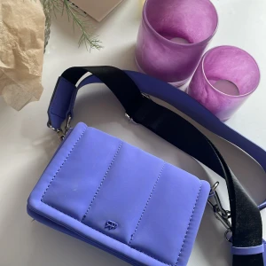 Liten lila väska  - Liten lila väska använd en gång köpt utomlands 🤍💜