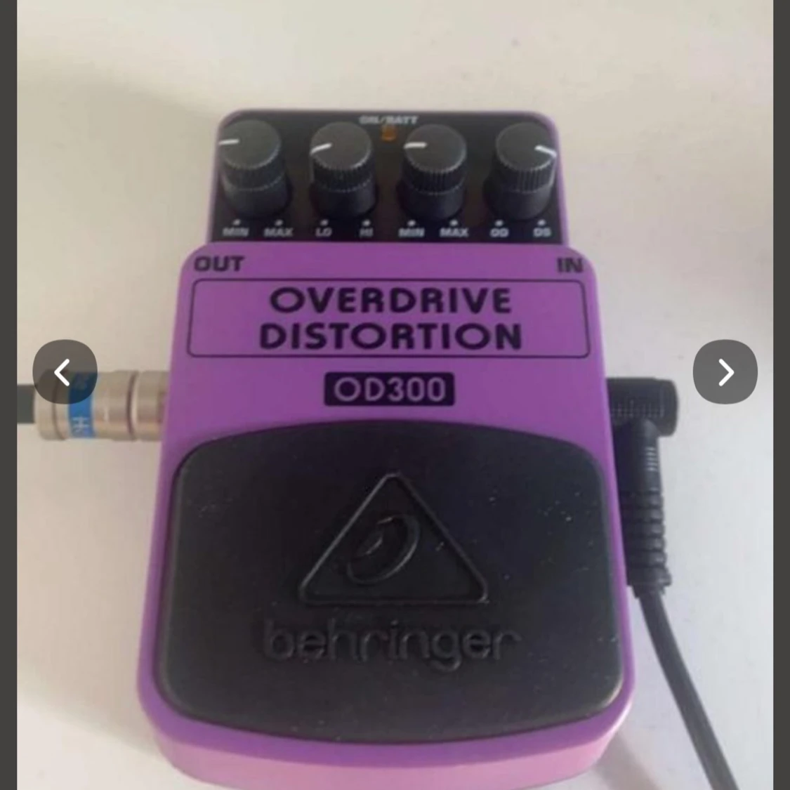 Elgitarr med pedal förstärkare och sladdar - 92