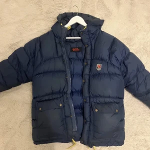 Fjällräven jacka - Säljer min fjällräven i xs! Lite större i modellen passar s/m. Skriv vid minsta lilla.( öppen för byten)