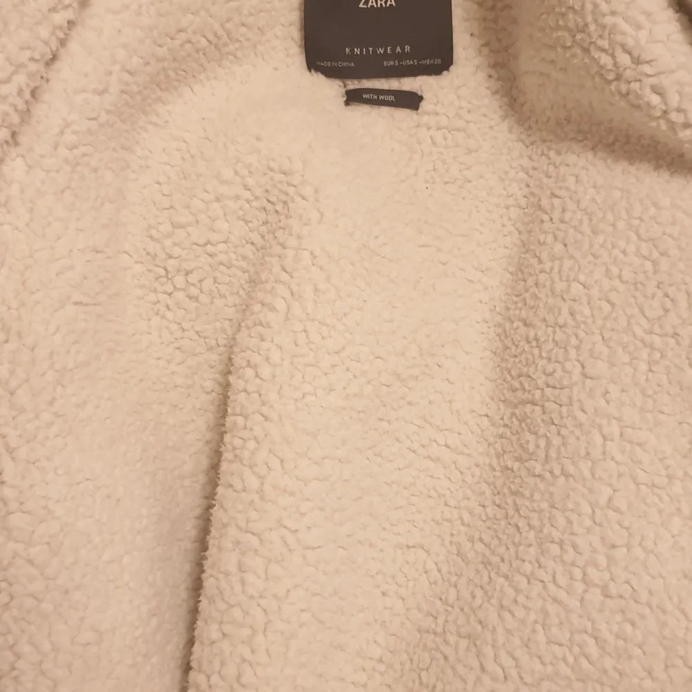 Helt ny jacka använd en gång.Från zara super varm.Köpte den från eBay för 460 säljer den för 250 storlek s men går även som m. Priset går att diskuteras❤. Takit.