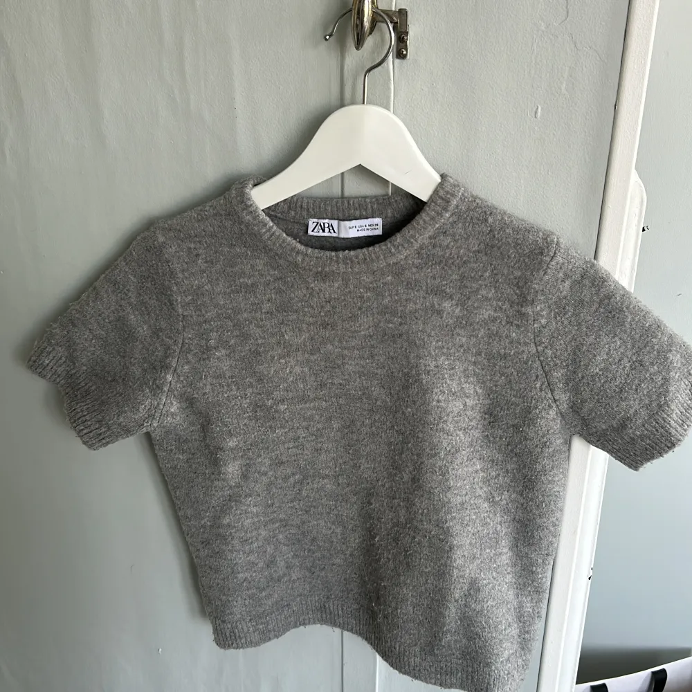 En fin grå stickad t-shirt från Zara❤️ Det är bara att kontakt mig om det är något ni funderar över💗💗 . Neuleet.