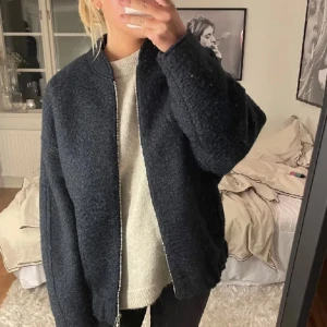 Zara jacka mörkblå  - Säljer den här sjukt snygga och populära/slutsålda jackan från zara! Väldigt bra skick och sparsamt använd🥰