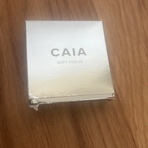 Soft Focus puder från CAIA - Säljer ett superfint Soft Focus puder från CAIA. Det kommer i en elegant, fyrkantig silverfärgad förpackning med spegel inuti. Perfekt för att få en jämn och matt finish på huden. Lätt att ta med i väskan för touch-ups under dagen!