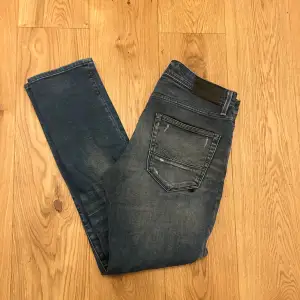 Jack and Jones Slim Glenn Jeans | Skick: 9.4/10 |  Färg: Blå | Storlek: 33/32 | Pris: 299kr | Fraktar via PostNord eller InstaBox på köparens bekostnad! | Hör av er vid minsta fråga eller fundering! 