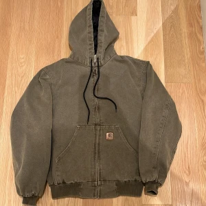 Fodrad vintage brun carhartt jacka  - Tja! Säljer nu denna asfeta bruna fodrade carhartt jackan som är perfekt till hösten/vintern🍂 Den är jätteskön och i extremt bra skick (Det går inte att hitta en vintage i bättre skick)💪Den är storlek S/M (inte riktigt säker)🍁 Hör av dig vid frågor🙏