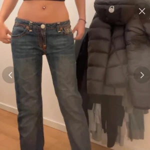 True religion jeans - Skit snygga True religion jeans storlek 29😊😊 använda ett fåtal gånger. Finns öppning för att ha skärp i midjan 🤩🤩Kan skicka fler bilder. Priset går att diskutera