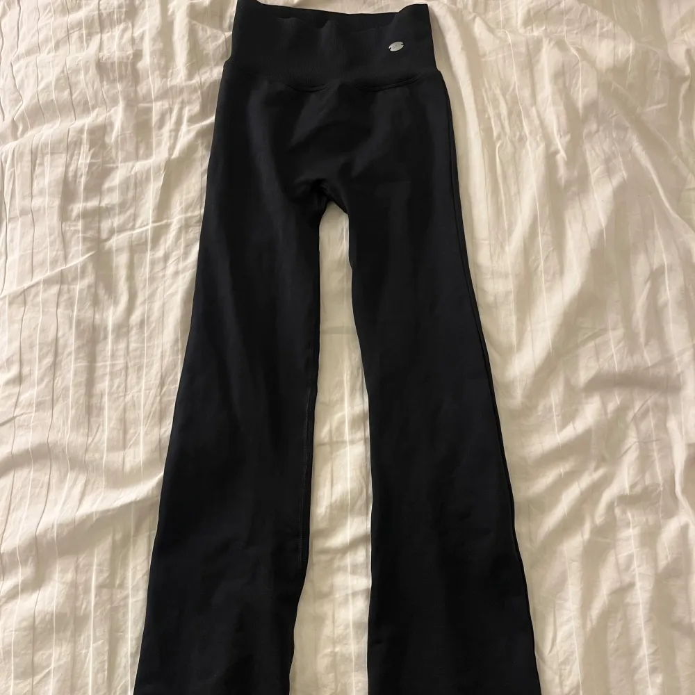 Säljer mina bootcut tights. Helt oanvända 💓 . Sportswear.