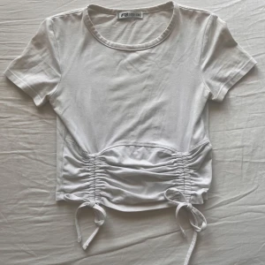 T-shirt  - Den är använd men väldigt fin på jag har S men denna funkar ändån 