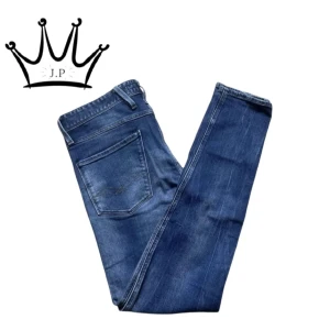 Replay Anbass jeans - Säljer dessa fräscha replay jeans i modellen Anbass. Bra skick inga defekter 9/10.  Passar perfekt på modellen på bilden som är 189 och väger 75kg, W31/L34. Passar perfekt. Kontakta oss ifall du har frågor och funderingar!