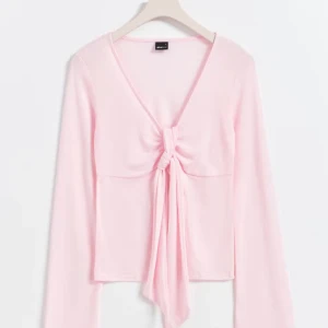 Ljusrosa långärmad topp med knyt - Säljer en superfin ljusrosa topp. Den har långa ärmar och en snygg knytning framtill som ger en extra touch. 💗