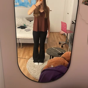 Linne  - En jätte fint linne från New Yorker, väldigt skönt material och i extremt bra skicka aldrig använd. Det går att ändra hur korta och långa banden kan vara skriv vid frågor mm💕