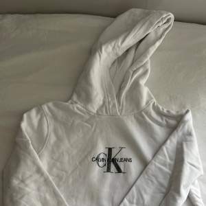 Vit Calvin Klein Hoodie.